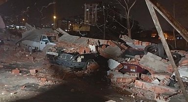 Bursa'da lodos duvarı devirdi, altında kalan 10 araç hasar gördü