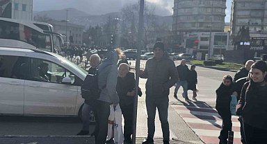 Bursa'da lodos zor anlar yaşattı: trafik lambasına tutundular