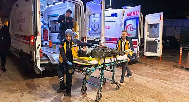 Bursa'da motosiklet yayalara çarptı: 1'i ağır 2 yaralı