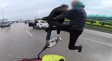 Bursa'da trafikte uçan tekmeli kavga