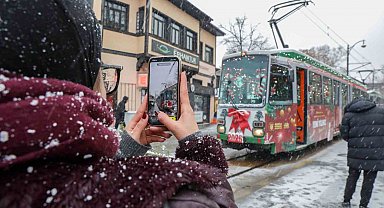 Bursa'da yeni yıl coşkusu nostaljik tramvayla yaşanıyor