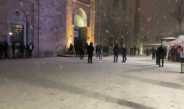 Bursa'da yılın ilk sabah namazı kar altında Ulucami'de kılındı
