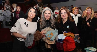 Bursa'da yüzlerce kadın aynı anda iyilik için ilmek attı