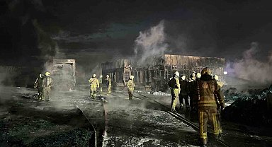 Büyükçekmece'de depoda çıkan yangın söndürüldü