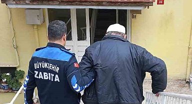 Büyükşehir Belediyesi, zorlu hava şartlarında da kimseyi yalnız bırakmıyor