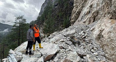 Büyükşehir ekiplerinden Alacami yolunda heyelan çalışması