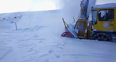 Büyükşehir, kırsal kesimlerde etkili olan kar yağışında 47 mahalle yolunu ulaşıma açtı