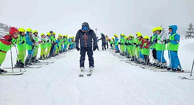 Büyükşehir'le öğrencilerin kayak keyfi