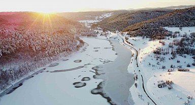 Buz tutan göletlerden kartpostallık manzaralar