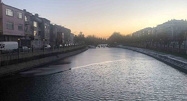 Buz tutan Porsuk Çayı ortaya kartpostallık görüntüler çıkardı