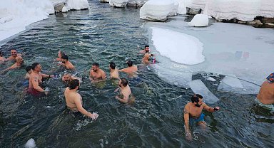 Buz tutan suda yüzerek eğlendiler