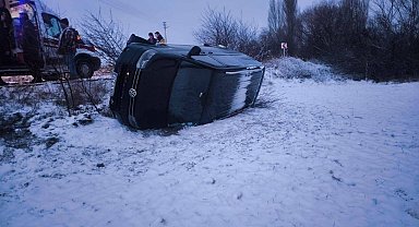 Buzlanan yolda kayan minibüs şarampole devrildi