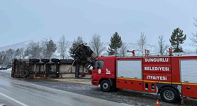 Buzlanan yolda kayan tır devrildi: 1 yaralı