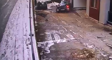 Buzlanan yolda kontrolden çıkan cip sitenin bahçesine uçtu