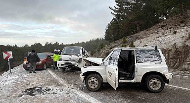 Buzlanma nedeniyle arazi aracıyla kamyonet çarpıştı: 2 yaralı