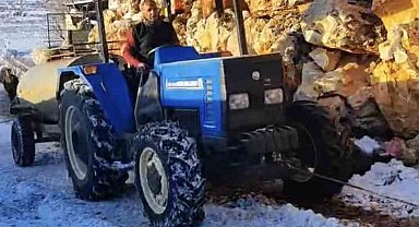 Buzlanmış yolda üç traktörü birbirine bağlayıp su taşıdılar