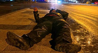 Buzlu yolda motosiklet kaydı, yola savrulan kurye yaralandı