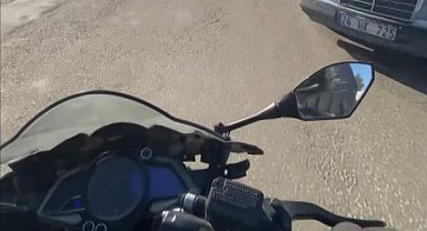 Caddeye kontrolsüz çıkan araca çarpmaktan kıl payı kurtuldu