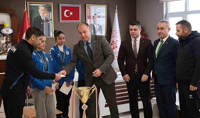 Çakmur şampiyon atletleri ödüllendirdi