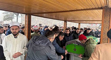 Cam silerken 3. kattan düşen öğretmen son yolculuğuna dualarla uğurlandı