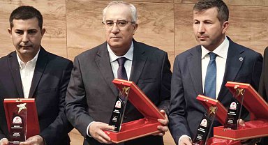 Çameli'ne çağ atlatan Başkan Arslan'a 'Yılın En Başarılı İlçe Belediye Başkanı' ödülü verildi