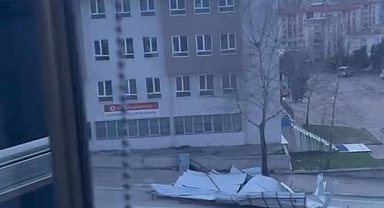 Cami'nin çatısı uçtu, yol kapandı