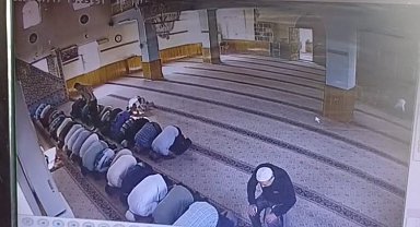 Camide namaz kılan komşusunu öldüren sanığın yargılanmasına devam edildi