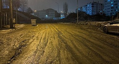 Çamur içinde olan yol temizlenip onarım bekliyor
