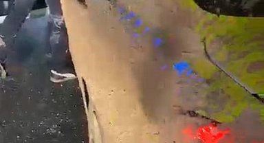 Çamura sapladıkları taksi sürücüsünü darp edip kaçtılar