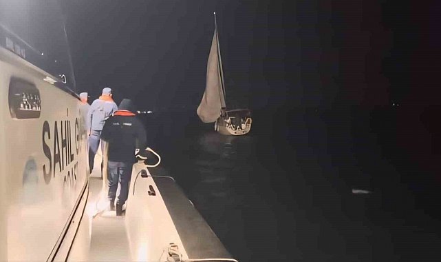 Çanakkale Boğazı'nda içinde 2 kişinin bulunduğu yelkenli tekne kurtarıldı