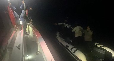 Çanakkale'de arızalanan lastik botla sürüklenen 8 kaçak göçmen kurtarıldı