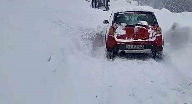Çatak'ta çığ düştü: Sürücü son anda kurtuldu