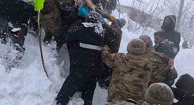 Çatak'ta çığın altında kalan kadın yaşamını yitirdi