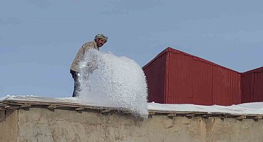 Çatak'ta kar mesaisi: Vatandaşlar damlarda kar temizlemeye başladı