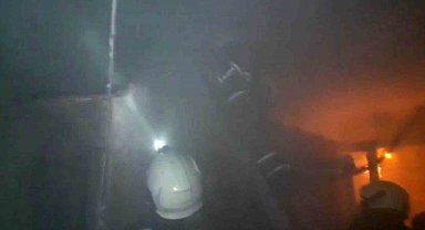 Çatı katındaki odunlukta çıkan yangında 40 güvercin telef oldu