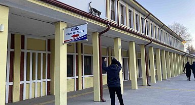 Çatıda mahsur kalmış gibi bağırıp gençlerle oynayan kedi yine aynısını yaptı