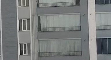 Çatıdaki karı temizlerken hayatını hiçe saydı