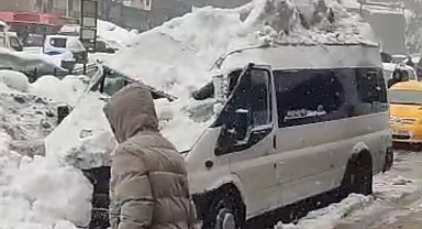 Çatıdan düşen kar kütlesi aracı kullanılmaz hale getirdi