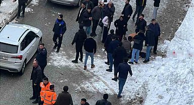 Çatıdan düşen kar kütlesi genç kızın hayatına mal oldu