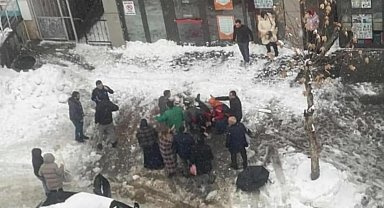 Çatıdan düşen kar kütlesinin altında kalan kadın hayatını kaybetti