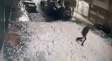 Çatıdan kar kütleleri düştü: Bir şahıs koşarak saniyeler içerisinde kurtuldu
