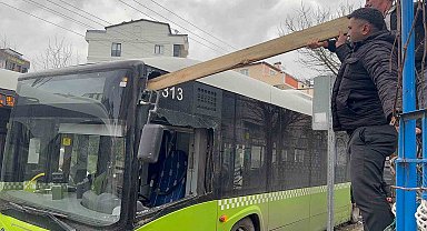 Çatıdan kopan kereste seyir halindeki otobüse saplandı