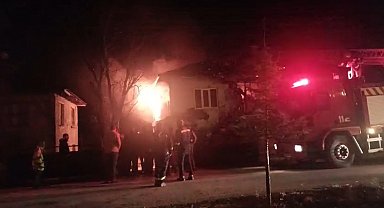 Çatıdan yükselen alevler hızla yayılarak iki katlı evi küle çevirdi