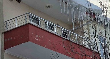 Çatılardaki buz kütleleri tehlike saçıyor