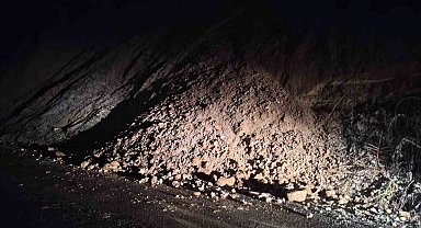 Çaycuma'da heyelan trafik akışını durdurdu