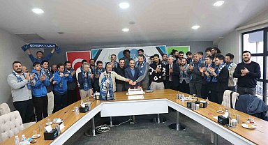 Çayırova Belediye Başkanı Çiftçi, şampiyon basketbolcularla bir araya geldi