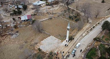 Cemaat, imam, minare var fakat cami yok