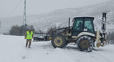 Çemişgezek'te karla kaplı yol açıldı, ekipler hasta inek için seferber oldu