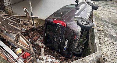 Çengelköy'de vitesi boşta kalan araç bahçeye uçtu