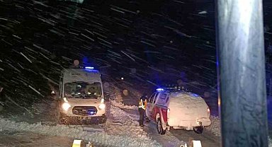 Çermik'te karda mahsur kalan ambulans kurtarıldı